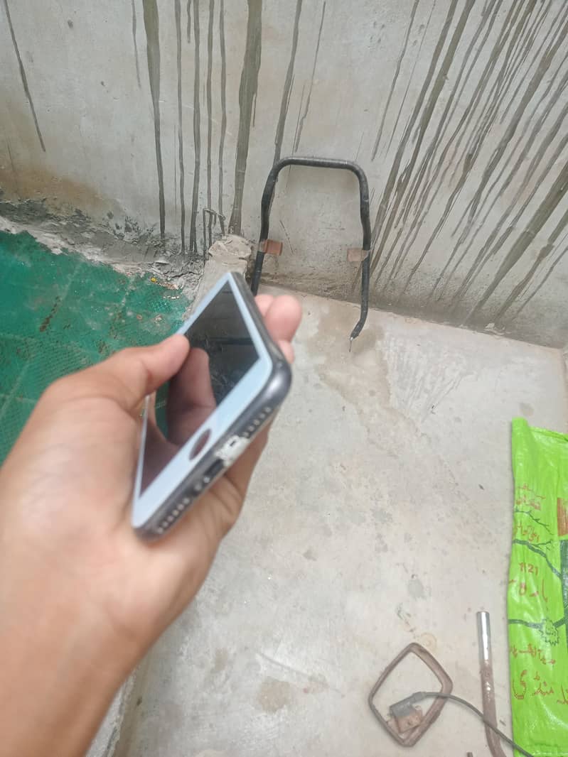 Apple iPhone 8 3