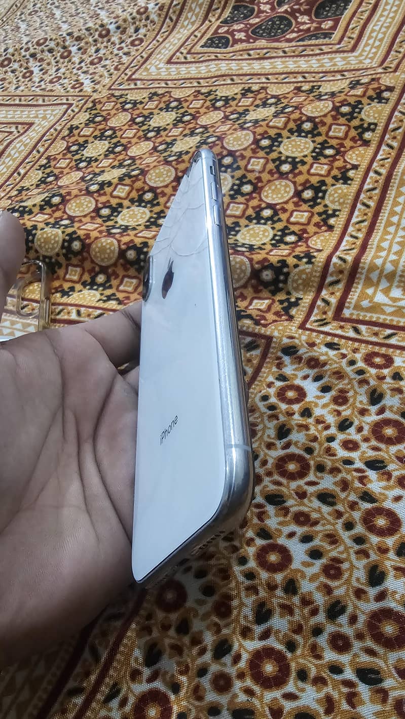 Apple iPhone X 4