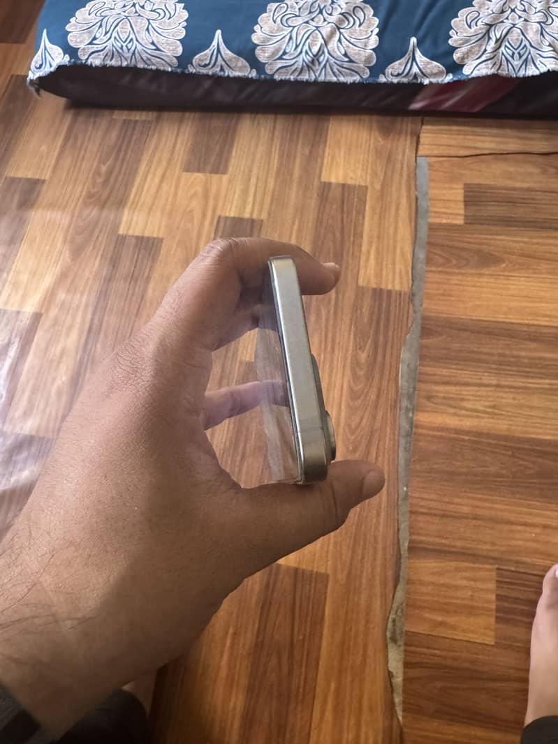 IPHONE 15 PRO MAX 4