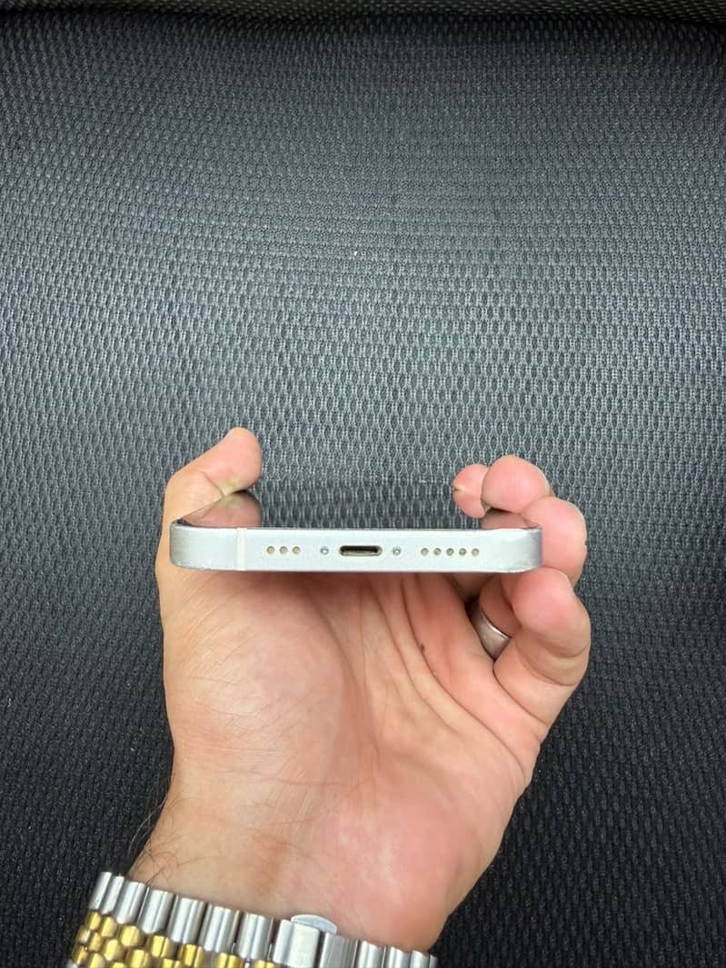 Apple iPhone 13 2