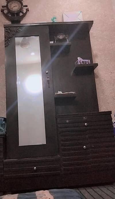 Dresser & Drawer Table