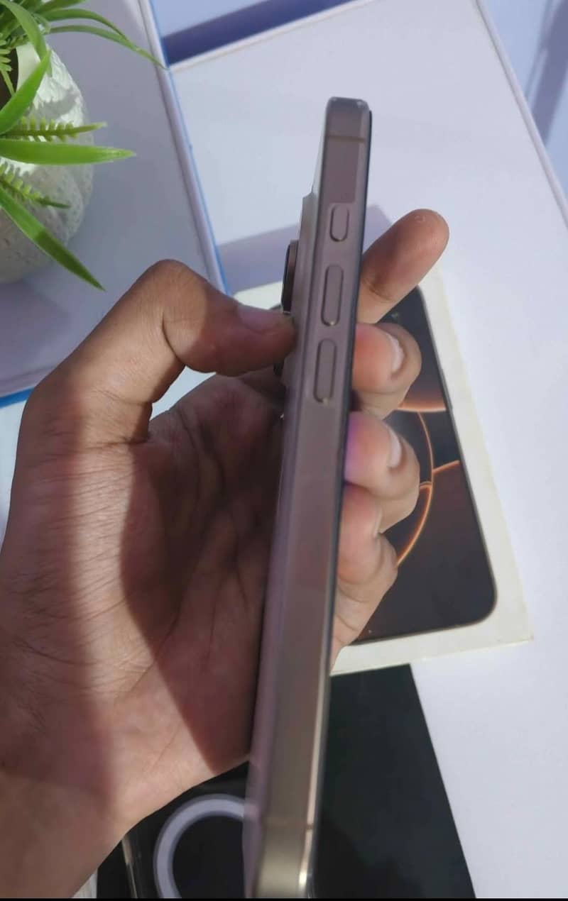 Apple iPhone 16 Pro 2