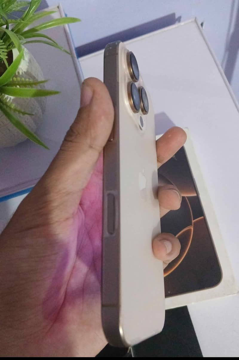 Apple iPhone 16 Pro 3