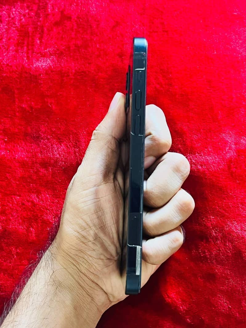 Apple iPhone 12 4