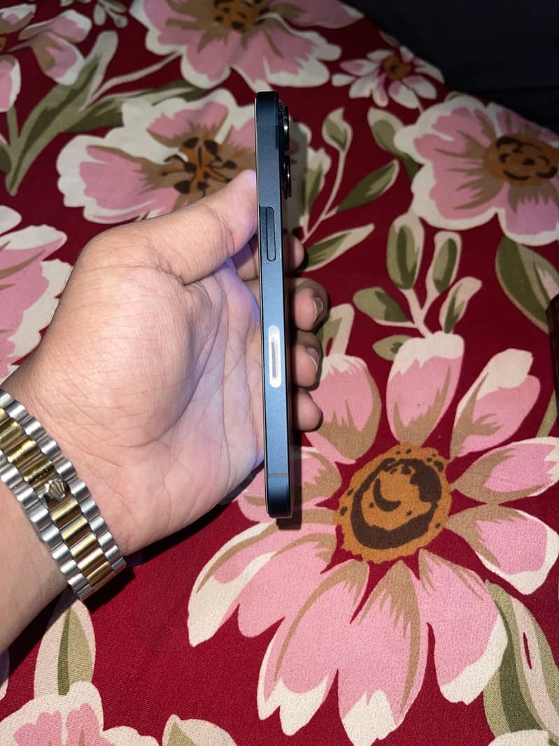 Apple iPhone 13 4