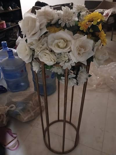 02 floor stands in gold colour with artificial flowers