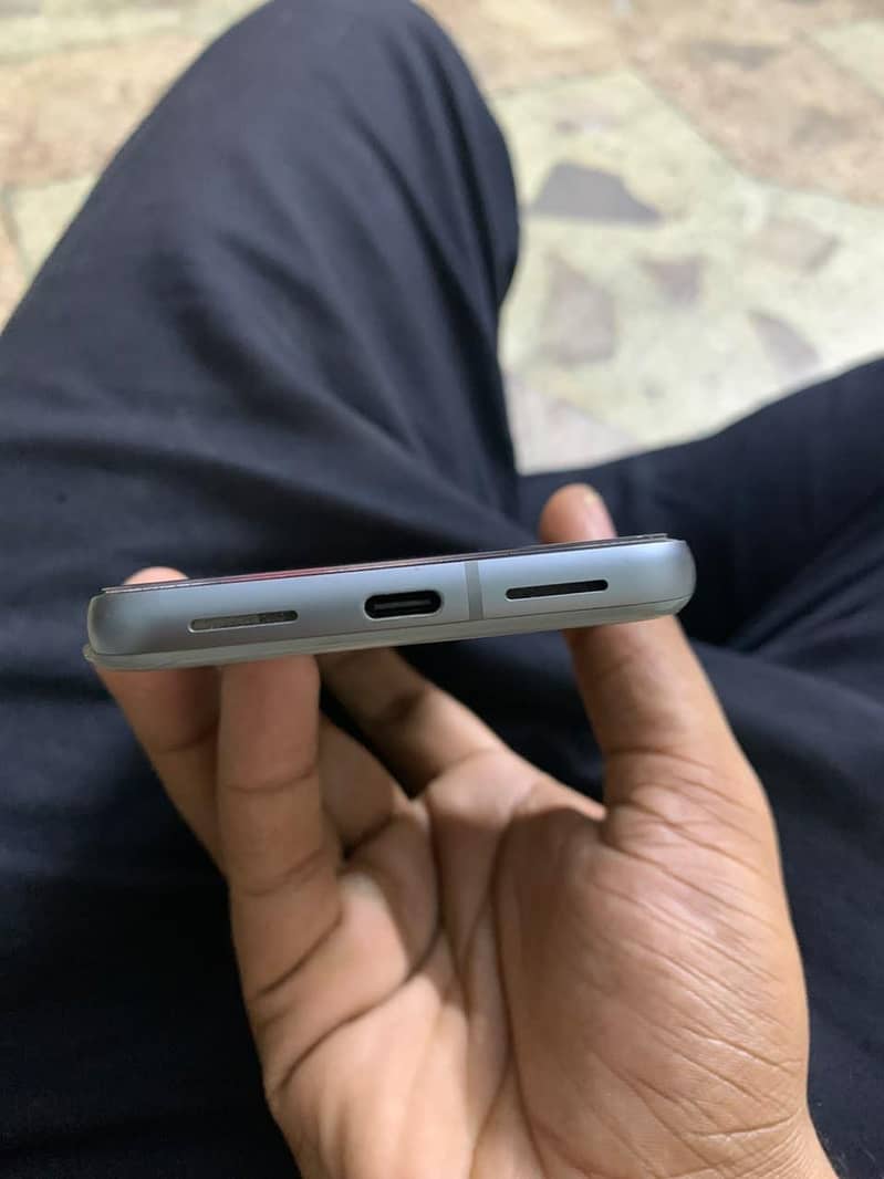 Google Pixel 8 4