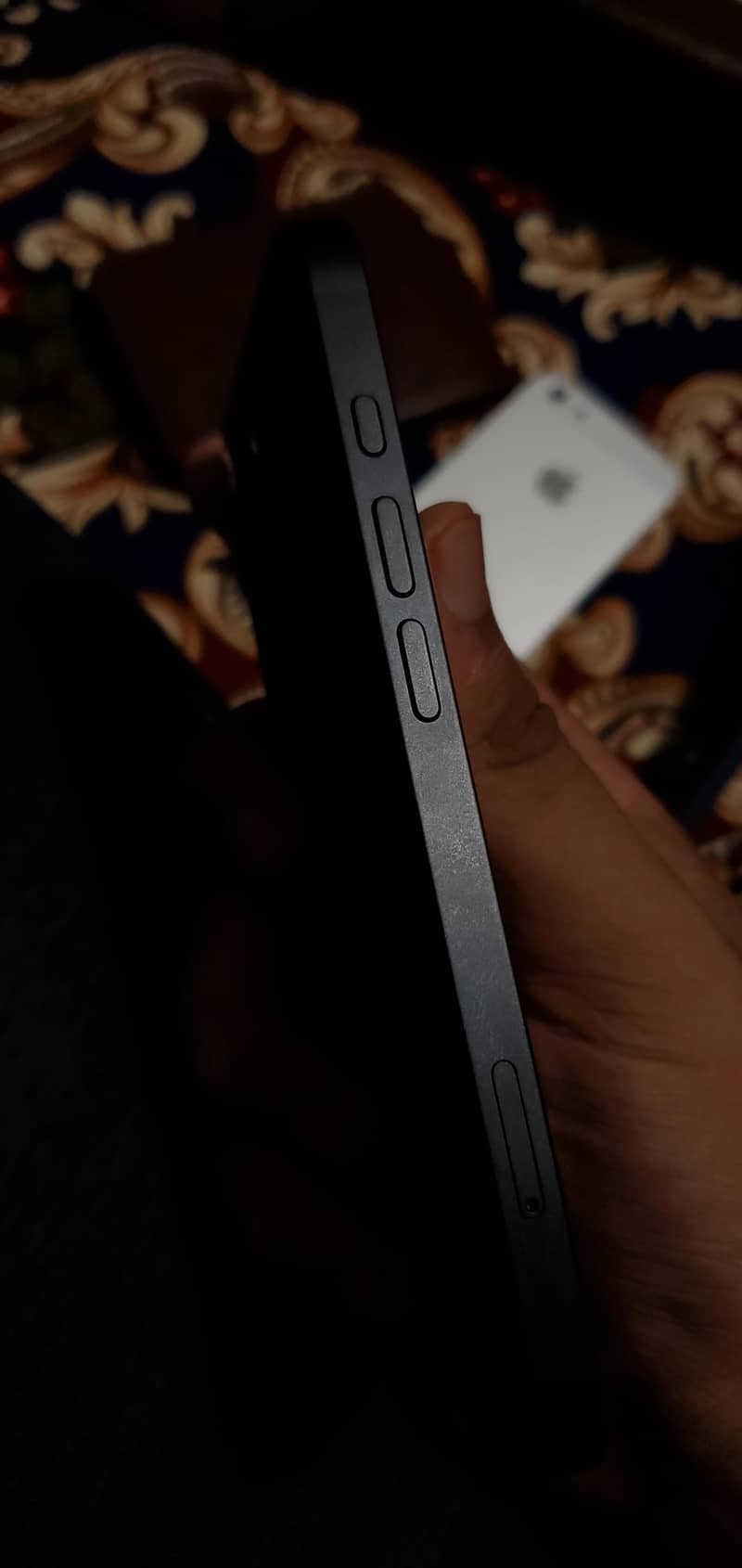 Apple iPhone 16e 1