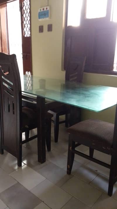 selling my dining table with 4 chair