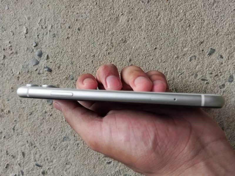 Apple iPhone 11 7