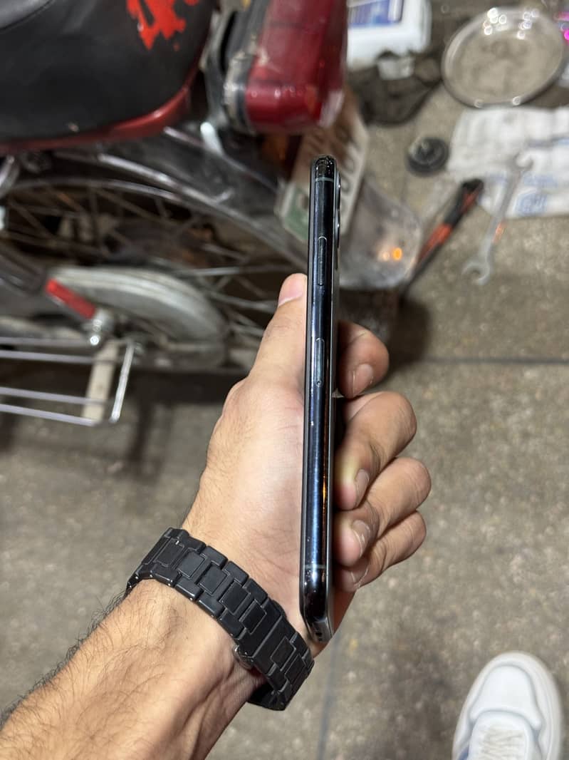 Apple iPhone 11 Pro Max 2