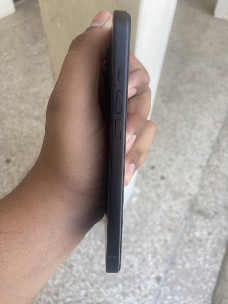 iPhone 15 simple 2
