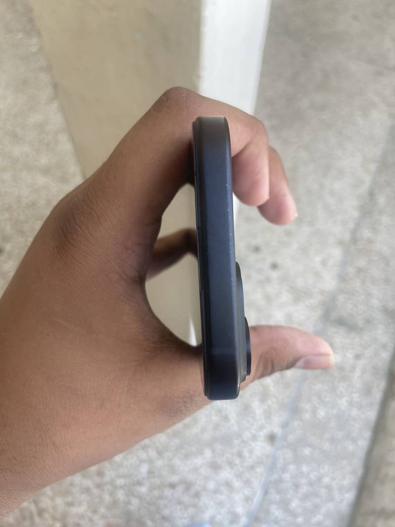 iPhone 15 simple 4
