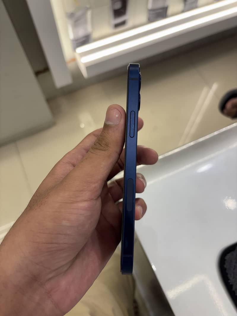 Apple iPhone 12 4
