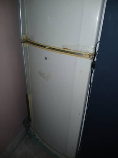 Refrigerator with Stabilizer