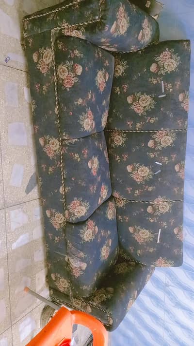 5 seats poshish sofa