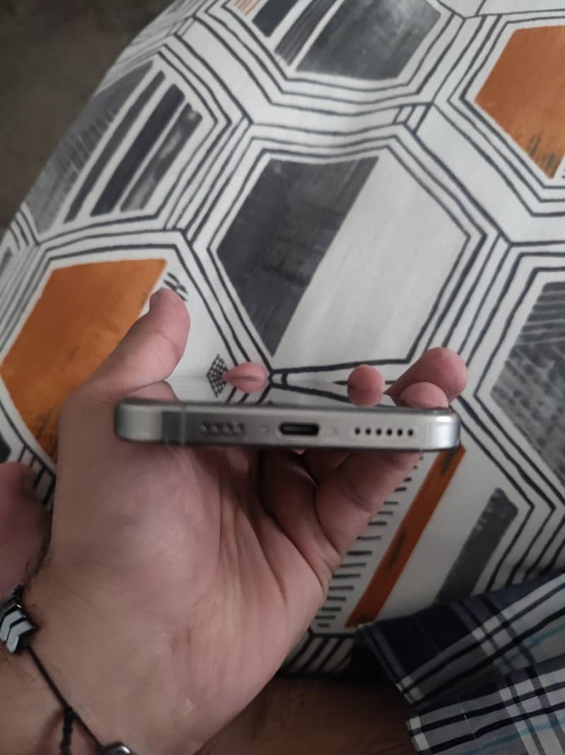 Apple iPhone 16 Pro Max 1