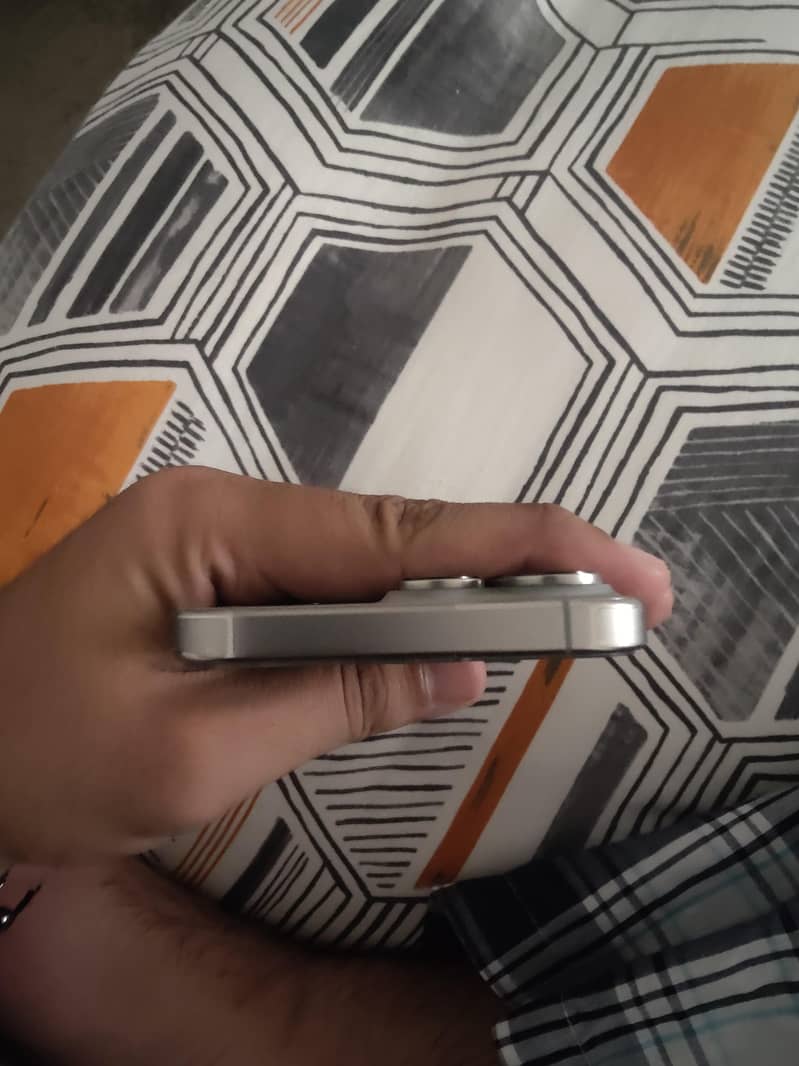 Apple iPhone 16 Pro Max 2