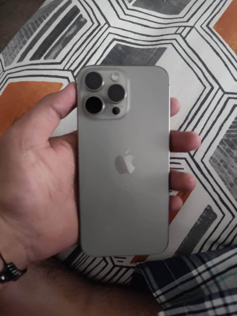 Apple iPhone 16 Pro Max 3