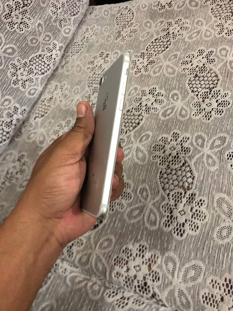 Apple iPhone 7 0