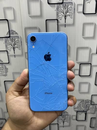 iPHONE XR 64 GB SIM LOCKED