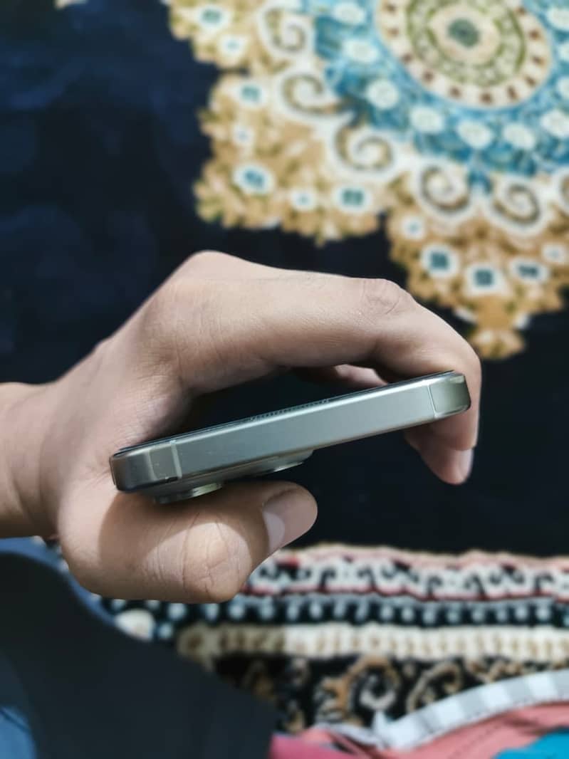 iPhone 15 Pro Max 4