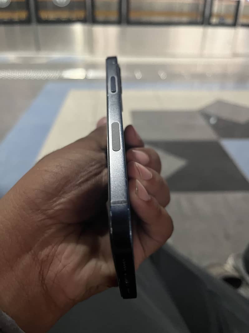 Apple iPhone 12 4