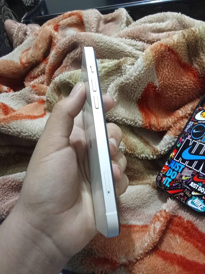 Apple iPhone 12 6