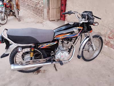 bilkul saaf condition mein bike hai