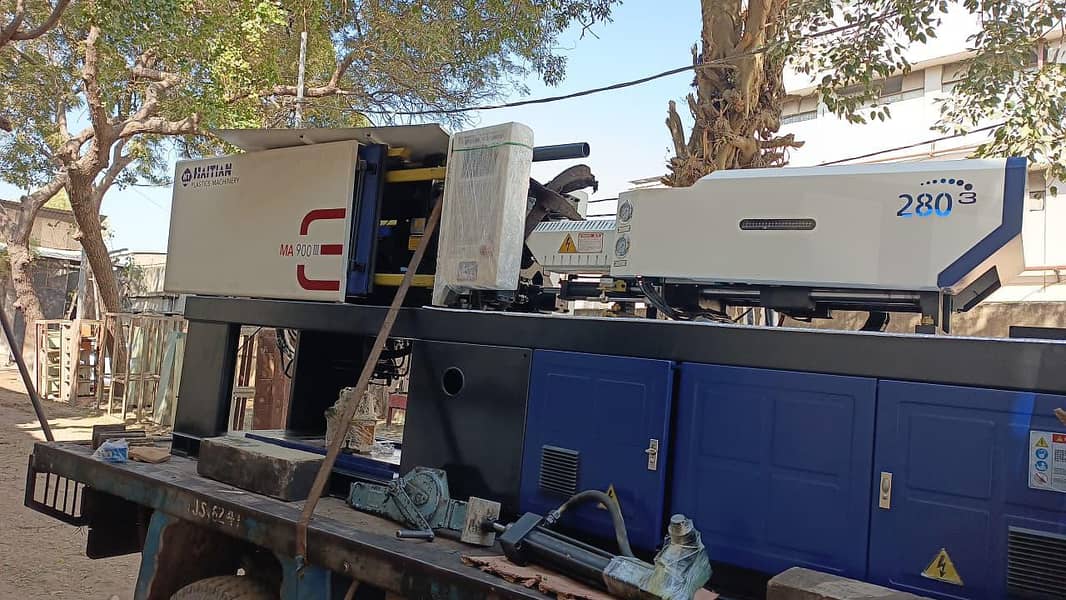 injection moulding machine 11