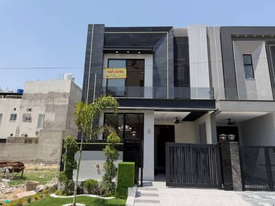5 MARLA ELEGANT AND FULLY MAINTAINED SUPER HOT LOCATED BUNGALOW IS AVAILABLE IN BANKERS AVENUE BLOCK G, BEDIAN ROAD, LAHORE.