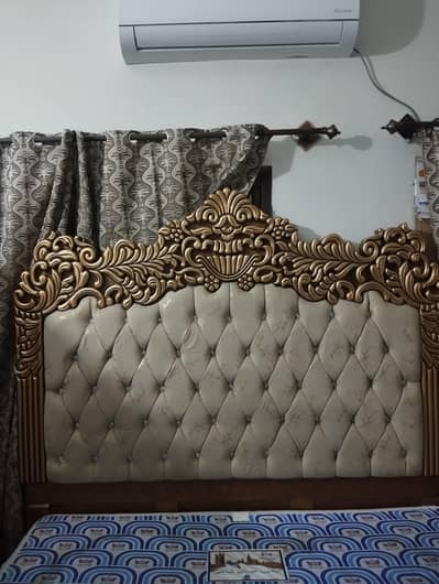 Wood and cussion bed.