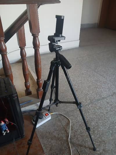 NEW TRIPOD WITH REMOTE WITH BOX FRESH IMPORT