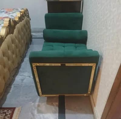 jaman ki lqkri ka sofa ha 10 sall grinyi h  lakri ki