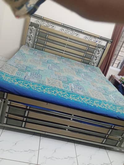 single bed with mattress -Strong metal frame (good condition)