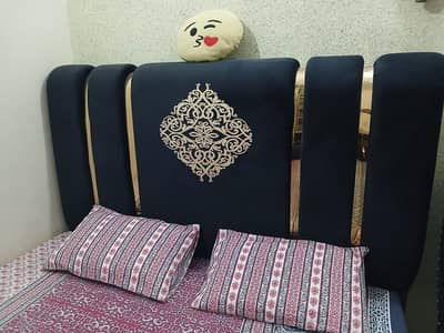1 bed and two chairs in mint condition