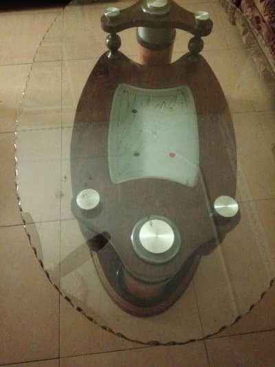 selling my center table in outstanding condition