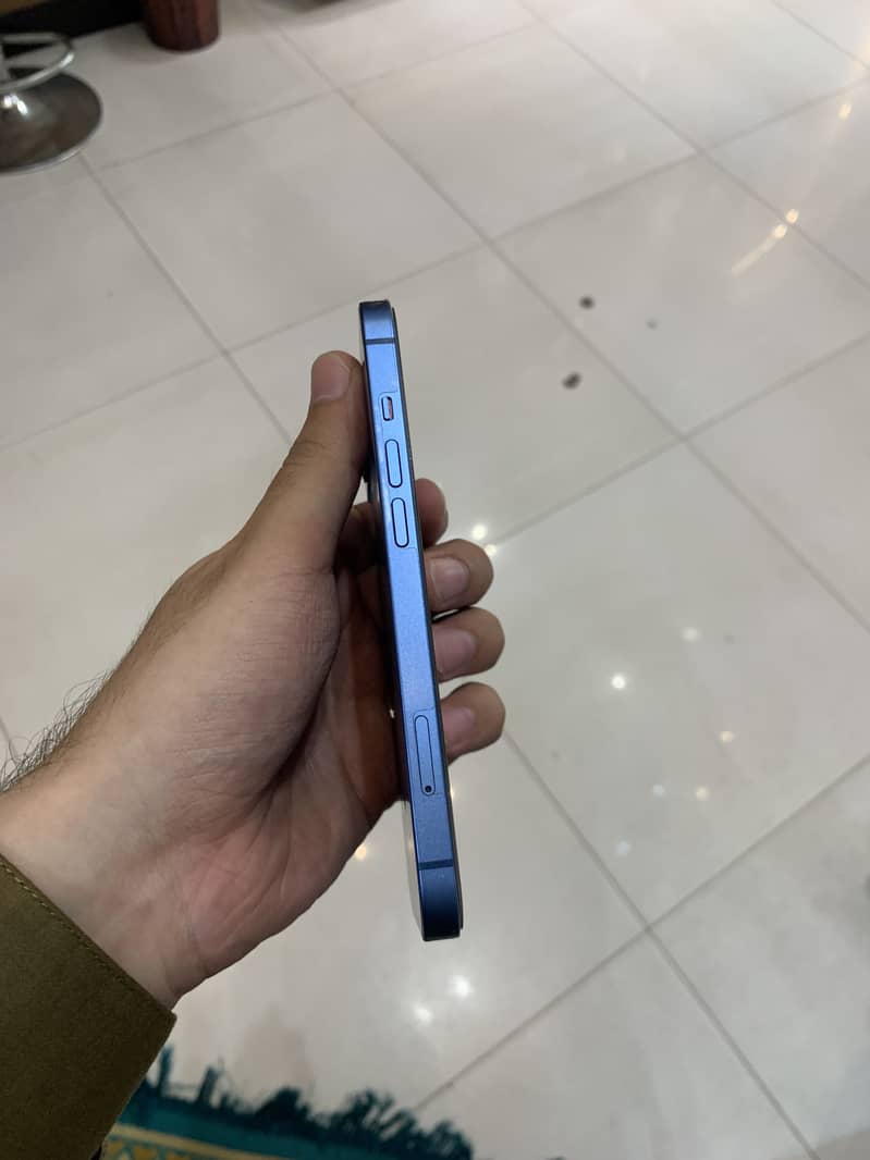 iPhone 13 4