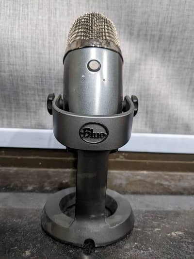 Blue yeti nano ( Logitech)