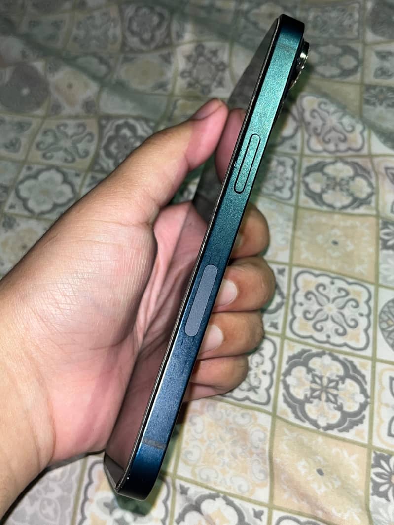 Apple iPhone 13 2