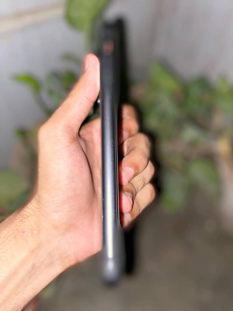 Apple iPhone 11 4