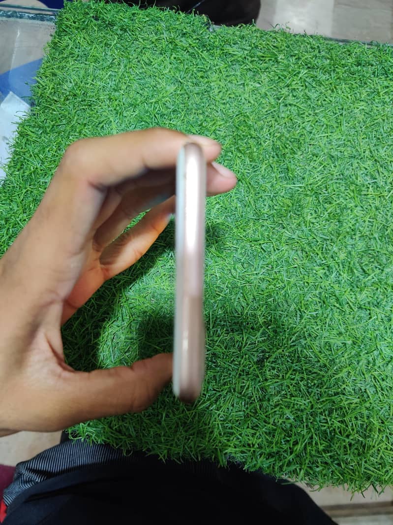 Apple iPhone 8 plus 1