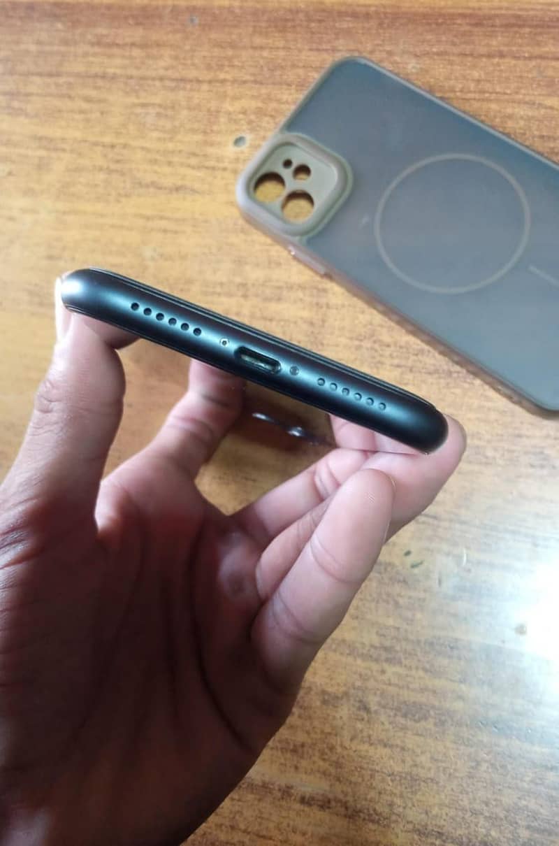 Apple iPhone 11 4