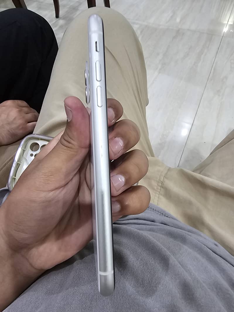 Apple iPhone 11 3