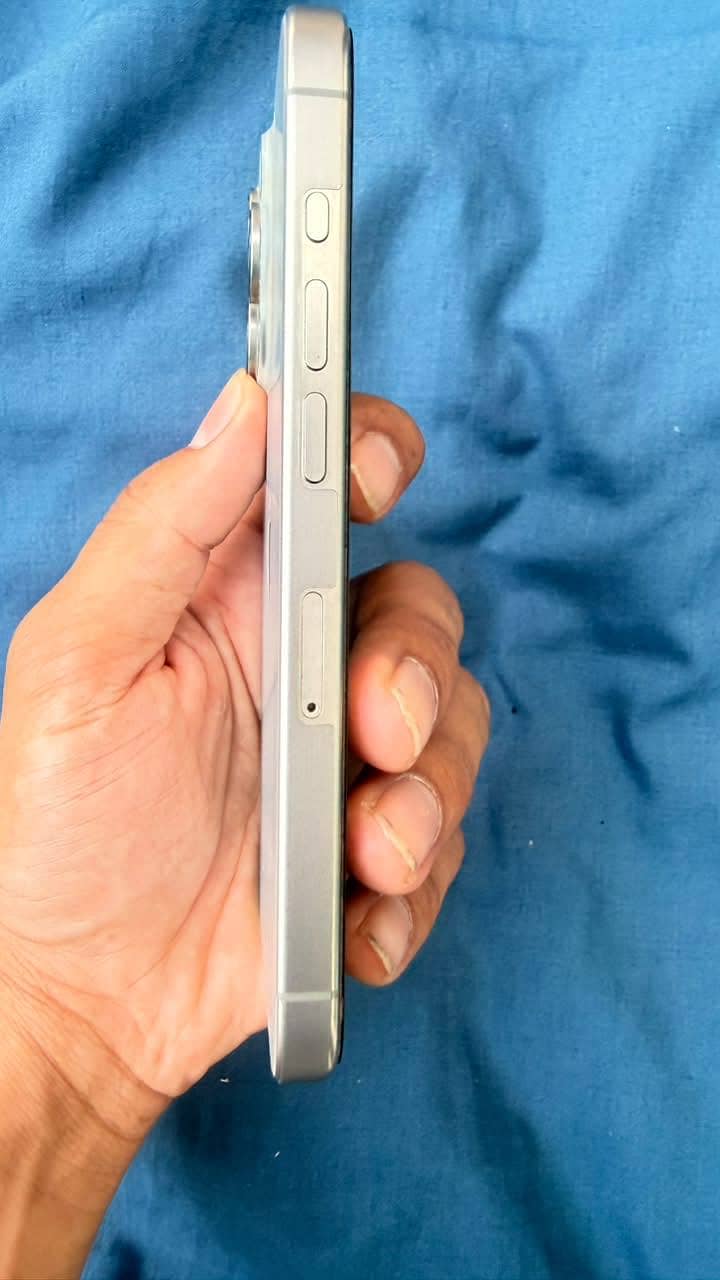 Apple iPhone 15 Pro 3