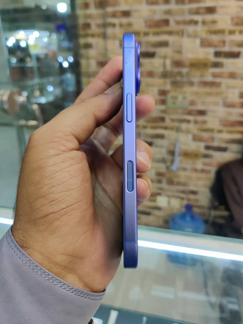 Apple iPhone 16 3