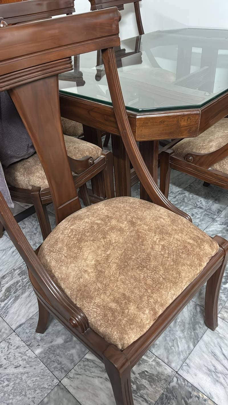 Dining Table almost new 3