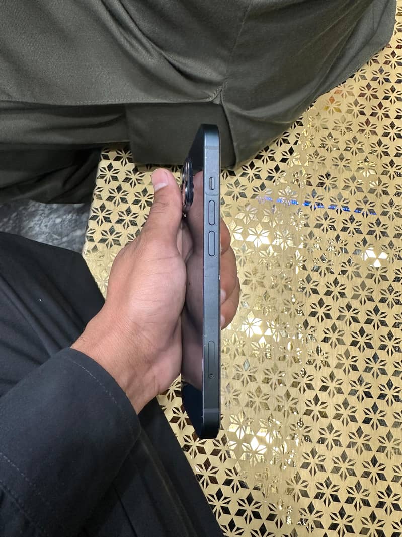 Apple iPhone 13 5