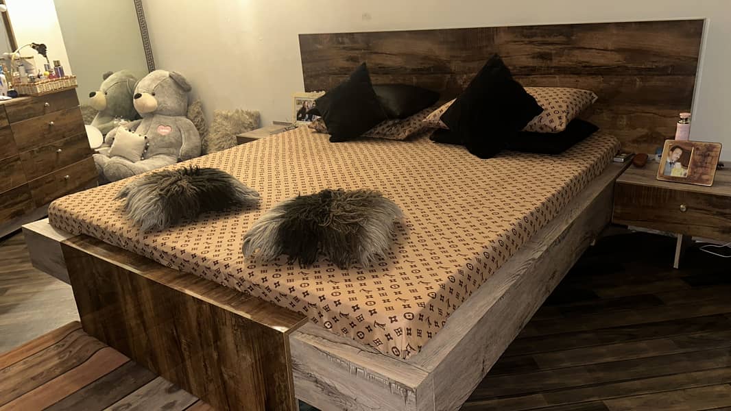 King size bed 0