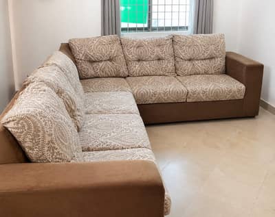 L-Shape Sofa in Excellent Condition (Like New)
